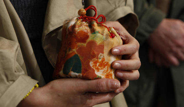 BMW Studio ONE｜大橋さんの手にはアロマの入った小袋が