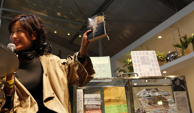 BMW Studio ONE｜ラゲッジの選書を紹介する大橋さん