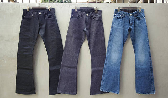 <b>CHROME HEARTS｜クロムハーツ</b>　左からブラックデニム、ワンウォッシュブルーデニム、ブルーデニムのダメージド加工（ウィメンズはワンウォッシュのブルーデニムのみ）各16万9050円