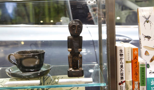 BMW Studio ONE｜今森さんのラゲッジ マダガスカル焼きのカップ＆ソーサーとスンバ島の人形