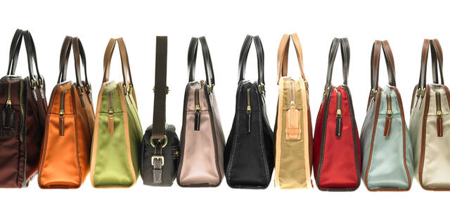 <br />左から：ブリーフケース「97404｜H310×W420×D100mm」（ワイン） 5万1450円、ブリーフケース「97401｜H280×W380×D100mm」（オレンジ、カーキ） 各4万950円、ショルダーバッグ「97405｜H150×W250×D100mm」（ブラウン） 3万450円、ブリーフケース「97401｜H280×W380×D100mm」（ピンク、ブラック） 各4万950円、ブリーフケース「97402｜H300×W400×D80mm」（ベージュ） 4万5150円、ブリーフケース「97401｜H280×W380×D100mm」（レッド、ライトブルー、アイボリー） 各4万950円