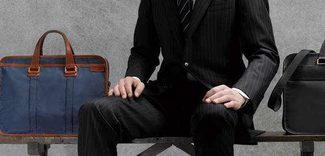 <br />左から：サントーネ ブリーフケース「97403｜H310×W410×D100mm」（ネイビー） 4万8300円、ジャノ ブリーフケース「97424｜H310×W420×D150mm」（ブラック） 6万8250円<br />タイ 1万3650円（フランコ バッシ／エディフィス 渋谷｜Tel. 03-3400-2932）、その他 スタイリスト私物
