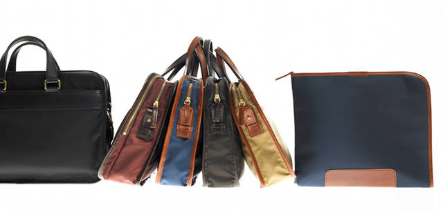 <br />左から：ブリーフケース「97424｜H310×W420×D150mm」（ブラック） 6万8250円、ブリーフケース「97423｜H310×W420×D110mm」（ワイン） 5万4600円、ブリーフケース「97421｜H300×W400×D70mm」（ネイビー、ブラック、アイボリー） 各4万7250円、ドキュメントケース「97425｜H290×W360×D20mm」（ネイビー） 3万1500円