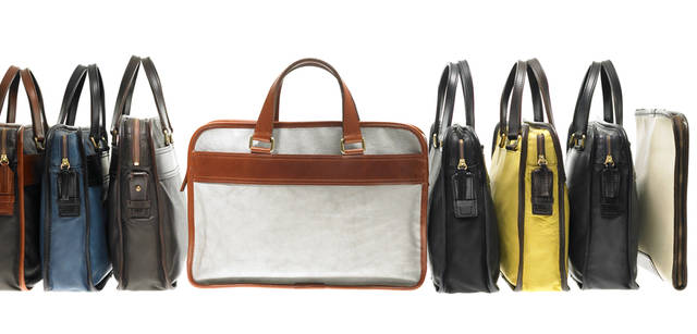 <br />左から：ブリーフケース「97431｜H300×W400×D70mm」（グリーン、ブルー） 各6万1950円、ブリーフケース「97432｜H310×W420×D90mm」（ブラウン） 6万5100円、ブリーフケース「97431｜H300×W400×D70mm」（グレー、ブラック、イエロー、ネイビー） 各6万1950円、ドキュメントケース「97434｜H290×W360×D20mm」（アイボリー） 4万2000円