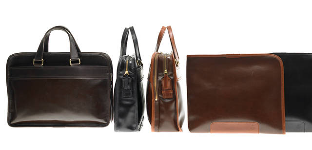 <br />左から：ブリーフケース「97442｜H310×W420×D90mm」（ブラウン） 6万5100円、ブリーフケース「97441｜H300×W400×D70mm」（ブラック） 6万1950円、ブリーフケース「97443｜H310×W420×D110mm」（ライトブラウン） 6万8250円、ドキュメントケース「97444｜H290×W360×D20mm」（ライトブラウン、ブラック） 各4万2000円