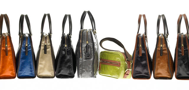 <br />左から：ブリーフケース「97411｜H280×W380×D100mm」（オレンジ、ブルー、ベージュ、ブラック） 各5万4600円、ブリーフケース「97414｜H310×W420×D100mm」（グレー） 6万6150円、ショルダーバッグ「97415｜H150×W250×D100mm」（カーキ） 4万950円、ブリーフケース「97411｜H280×W380×D100mm」（パープル、ライトブラウン、ブラウン） 各5万4600円