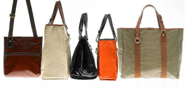 <br />左から：ショルダーバッグ「97451｜H330×W280×D30mm」（ワイン） 3万450円、トートバッグ「97453｜H400×W390×D150mm」（アイボリー） 4万5150円、ボストンバッグ「97455｜H320×W480×D180mm」（ブラック） 5万400円、トートバッグ「97452｜H300×W400×D100mm」（オレンジ） 4万950円、トートバッグ「97454｜H390×W430×D140mm」（カーキ） 4万7250円