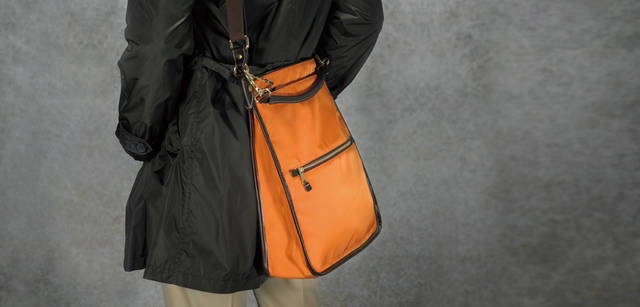 <br />ショルダーバッグ「97463｜H410×W370×D120mm」（オレンジ） 4万5150円<br />コート 10万800円（シーラップ／リッジPR｜Tel. 03-6277-1159）、その他 スタイリスト私物