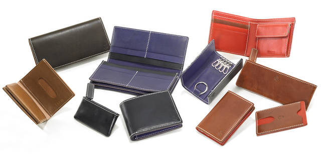 <br />上段左から：ウォレット「97518｜H90×W180mm」（ブラウン） 2万3100円、ウォレット「97519｜H90×W190mm」（ブラック） 2万6250円、キーケース「97513｜H60×W110mm」（ブラック） 1万2600円、二つ折りウォレット「97517｜H90×W110mm」（ライトブラウン） 1万8900円、ペンケース「97520｜H60×W170mm」（ライトブラウン） 1万500円、下段左から：カードケース「97515｜H100×W80mm」（ブラウン） 1万5750円、パース「97511｜H50×W100mm」（ブラック） 7875円、二つ折りウォレット「97516｜H90×W110mm」（ブラック） 1万7850円、カードケース「97514｜H110×W70mm」（ライトブラウン） 1万3650円、パスケース「97512｜H100×W70mm」（ライトブラウン） 1万500円