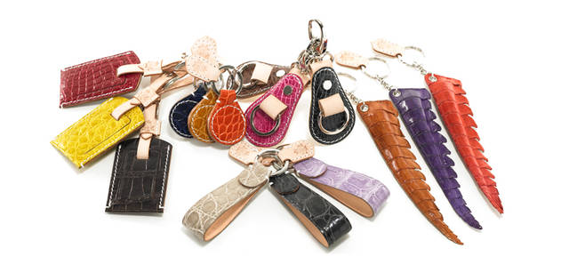 <br />右から時計回りに：キーリング「97552｜H30×W160mm」 各8190円、キーリング「97555｜H20×W90mm」 各6300円、ネームタグ「97551｜H80×W50mm」 各1万5750円、キーリング「97554｜H30×W50mm」 各5250円、キーリング「97556｜H40×W80mm」 各8400円