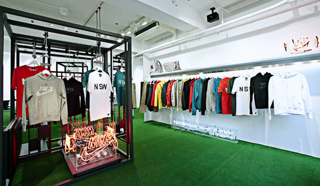ナイキ｜スペシャルプロジェクト 「NSW STORE by HEAD PORTER PLUS」