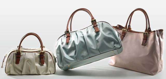 <br />左から：ハンドバッグ「97673｜H160×W310×D100mm」（ベージュ） 3万4650円、ハンドバッグ「97674｜H220×W410×D120mm」（グリーン） 4万5150円、トートバッグ「97671｜H300×W360×D130mm」（ピンク） 3万9900円