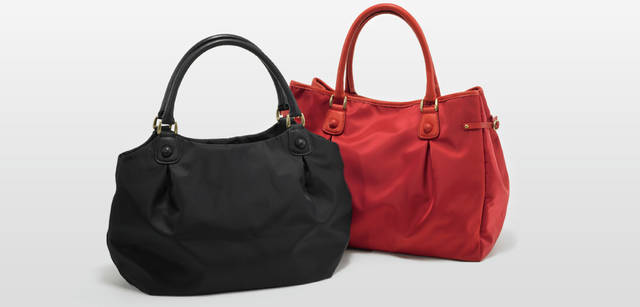 <br />左から：ハンドバッグ「97642｜H270×W320×D160mm」（ブラック） 3万6750円、ハンドバッグ「97643｜H300×W360×D160m」（レッド） 3万8850円