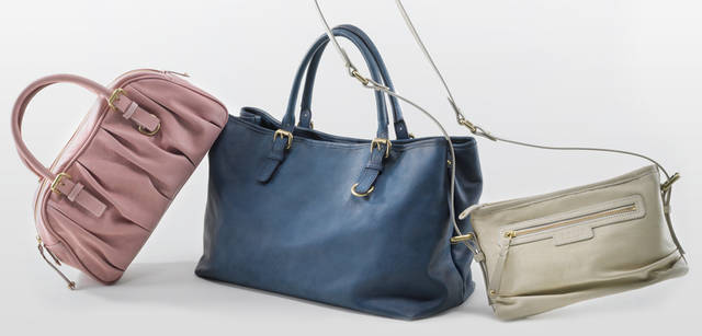 <br />左から：ハンドバッグ「97653｜H160×W310×D100mm」（ピンク） 4万950円、トートバッグ「97652｜H260×W390×D170mm」（ネイビー） 4万9350円、ショルダーバッグ「97655｜H140×W240×D70mm」（アイボリー） 3万3600円