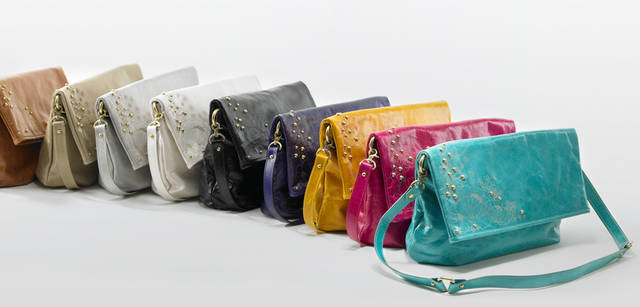 <br />左から：ショルダーバッグ「97666｜H200×W310×D120mm」（ライトブラウン、ベージュ、グレー、アイボリー、ブラック、パープル、イエロー、ピンク、グリーン） 各4万2000円