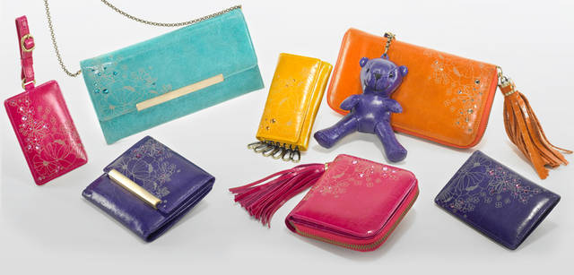 <br />左から時計回りに：ネームタグ「97543｜H100×W70mm」（ピンク） 9750円、チェーン付きウォレット「97545｜H100×W200mm」（グリーン） 2万3100円、キーケース「97541｜H100×W60mm」（イエロー） 1万2600円、ベアチャーム「97548｜H120×W100×D50mm」（パープル） 8190円、ウォレット「97547｜H100×W190mm」（オレンジ） 2万2050円、カードケース「97542｜H110×W80mm」（パープル） 1万500円、二つ折りウォレット「97546｜H100×W110mm」（ピンク） 1万8900円、二つ折りウォレット「97544｜H100×W110mm」（パープル） 1万9950円