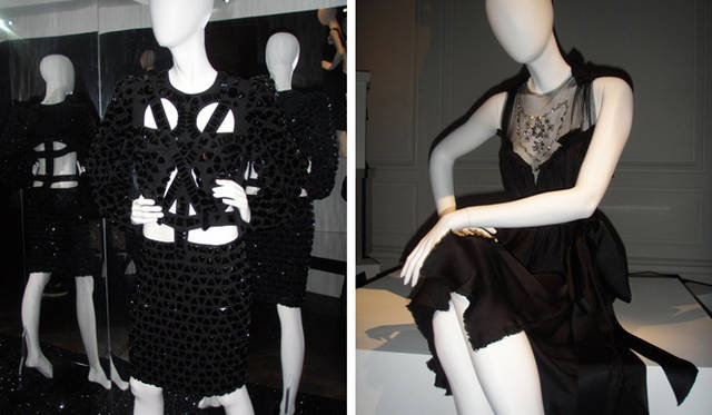クリスタライズ-スワロフスキー エレメント｜2010春夏コレクション。アルベール・エルバス、リカルド・テッシ、J.P.ゴルチエら22人がデザインするリトル・ブラックドレスが飾られた。写真左がJ.P.ゴルチエ、右がアルベール・エルバス。