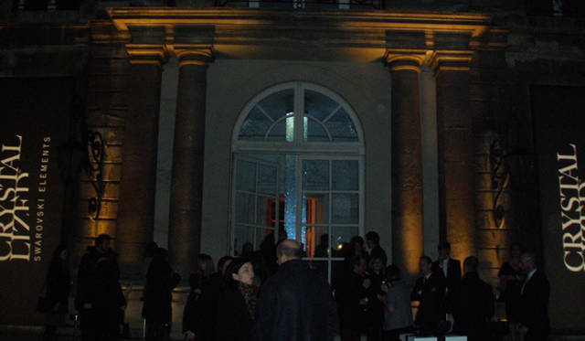 クリスタライズ-スワロフスキー エレメント｜2010春夏コレクション。会場となったのはデザイナー、カール・ラガーフェルトの元邸宅。