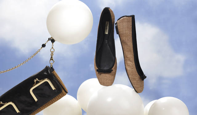 <strong>DOLCE&GABBANA｜ドルチェ＆ガッバーナ</strong><br />ラフィアに黒バックスキンの細リボンがあしらわれた、可憐なデザインのバレエシューズ。ストロー素材とグロッシーな黒レザーとのコンビが斬新なバッグは、チェーンが取り外し可能なのでクラッチバッグとして使うこともできる。バレリーナシューズ[H0.5cm]4万950円、バッグ[W27×H10×D4cm]11万6550円（ドルチェ＆ガッバーナ／ドルチェ＆ガッバーナ ジャパン　Tel. 03-6419-2220）