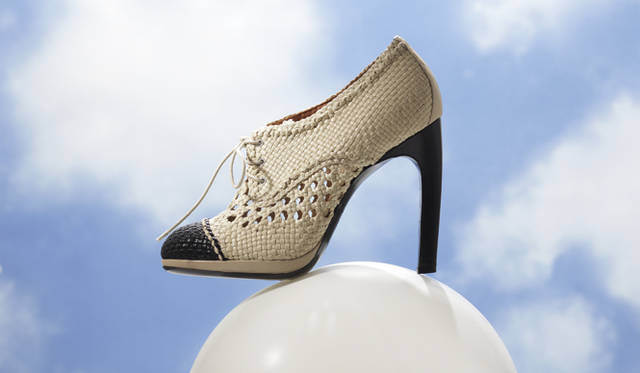 <strong>DRIES VAN NOTEN｜ドリス ヴァン ノッテン</strong><br />細いレザーを、まるでラフィアのように編み込んで軽やかに仕上げた。透かし編みが涼しげな印象。レースアップシューズ[H10m]10万3950円（ドリス ヴァン ノッテン／ドリス ヴァン ノッテン 青山店　Tel. 03-5766-8608）