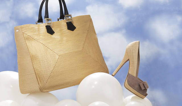 <strong>FENDI｜フェンディ</strong><br />光沢感をもたせたラフィアのバッグ「ツイン」は、日常にも使いやすいスクエア型。ショルダーストラップ付き。バッグ[W42×H32×D15cm]29万5050円、ラフィアとベージュのバックスキンの組み合わせで優しげな印象に。シューズ[H12.5cm]7万8750円（フェンディ／フェンディ ジャパン　Tel. 03-5414-6762）