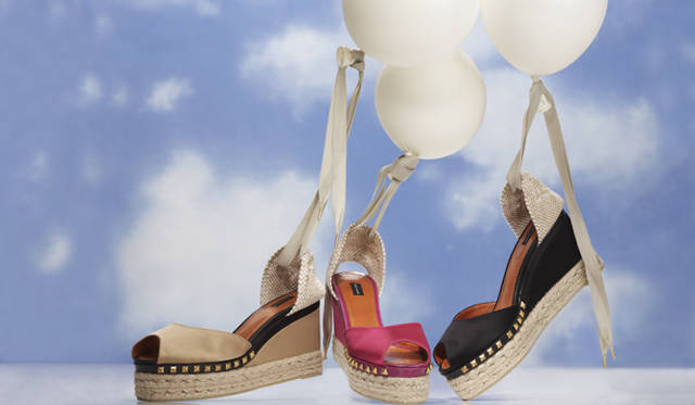 <strong>MARC JACOBS｜マーク ジェイコブス</strong><br />サテン地×リボンのフェミニンなテイストに、ゴールドスタッズで辛口なニュアンスをくわえたミックス感が絶妙。エスパドリーユ　各[H9cm]7万4550円（すべてマーク ジェイコブス／マーク ジェイコブス カスタマーセンター　Tel. 03-4335-1711）