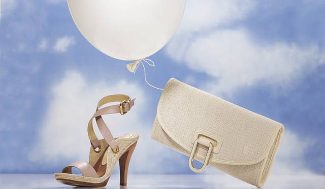 <strong>STELLA McCARTNEY｜ステラ マッカートニー</strong><br />ウッドソールと麻で、足もとをナチュラルな雰囲気に。レザーのヌードカラーもマッチ。クロスストラップサンダル[H12cm]5万7750円、ラバーで編まれたクラッチバッグは、軽さが魅力。バッグ[W28.5×H15×D5.5cm]6万7200円（ステラ マッカートニー／ユニット＆ゲスト Tel. 03-3710-3107）