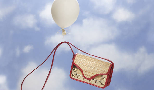 <strong>RODO｜ロド</strong><br />ラタンとゴールドの金具、真っ赤なシンセティックレザーの組み合わせがポップ！  大人が持ってこそ可愛いポシェットタイプのアクセサリー。バッグ[W18×H11.5×D6cm]3万3600円（ロド／アオイ Tel. 03-3239-0341）