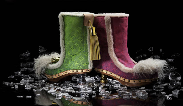 <strong>LOUIS VUITTON｜ルイ・ヴィトン</strong><br />ヴィヴィッドな発色のモノグラム・デニム×ムートンブーツに毛足の長いファーをあしらった。デイジー・ライン ハーフブーツ　各[H3cm]25万4100円（ルイ・ヴィトン／ルイ・ヴィトン カスタマーサービスセンター Tel. 03-3478-2100） 