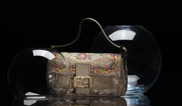<strong>FENDI｜フェンディ</strong><br />まるでビンテージアイテムのように、一面にビーズ刺繍がほどこされている。ハンドバッグ「バゲット」[W26×H14×D4cm]35万3850円（フェンディ／フェンディ ジャパン　Tel. 03-5414-6762）