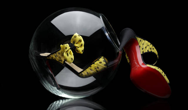 <strong>CHRISTIAN LOUBOUTIN｜クリスチャン ルブタン</strong><br />鮮やかなイエローシフォンにドットプリントがほどこされたミュール。右足首のリボンがとびきりチャーミングな表情。「ミス・チーフ」[H8.5cmで展開]8万9000円(クリスチャン ルブタン／クリスチャンルブタン ジャパン　Tel. 03-5210-3781)