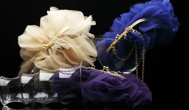 <strong>RACHEL GE PARIS｜ラシェル ジ パリス</strong><br />チュールを幾重にも重ねたバッグは花そのもののよう。ベージュ[W32×H17×D14cm]、ブルー[W30×H16×D10cm] 、パープル[W30×H16×D10cm]すべて3万1500円（ラシェル ジ パリス／ディ クラッセ（アオイ） Tel. 03-3239-0341） 