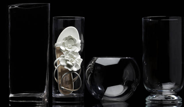 <strong>VALENTINO GARAVANI｜ヴァレンティノ ガラヴァーニ</strong><br />白のカーフレザーでフラワーがかたどられたフラットシューズ。足先に花を咲かせたように可憐に履きたい。サンダル[H1.5cm]（ヴァレンティノ ガラヴァーニ／ヴァレンティノ インフォメーションデスク　Tel.03-3263-6391）