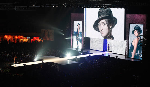 神戸コレクション2010SPRING/SUMMER│バーニーズ　ニューヨーク│I AM by AGYNESS DEYN for BARNEYS GREEN<br>ファインニットホルターマキシドレス2万5200円