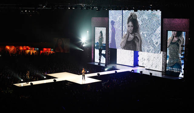 神戸コレクション2010SPRING/SUMMER│バーニーズ　ニューヨーク│I AM by AGYNESS DEYN for BARNEYS GREEN<br>メッシュニットトップ2万9400円