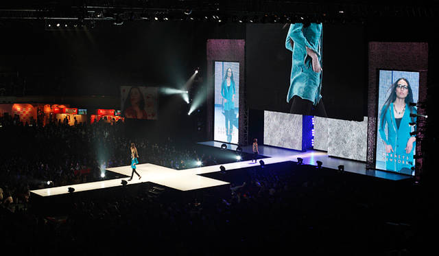 神戸コレクション2010SPRING/SUMMER│バーニーズ　ニューヨーク│I AM by AGYNESS DEYN for BARNEYS GREEN<br>ジップニットカーディガン2万4150円、デニム2万3100円