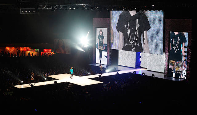 神戸コレクション2010SPRING/SUMMER│バーニーズ　ニューヨーク│I AM by AGYNESS DEYN for BARNEYS GREEN<br>プリントTシャツ9345円（4月下旬展開）、スカーフ1万8900円