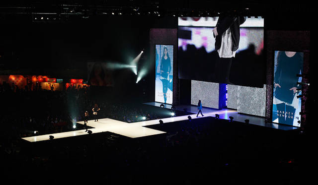 神戸コレクション2010SPRING/SUMMER│バーニーズ　ニューヨーク│I AM by AGYNESS DEYN for BARNEYS GREEN<br>ジップニットトップ2万7300円