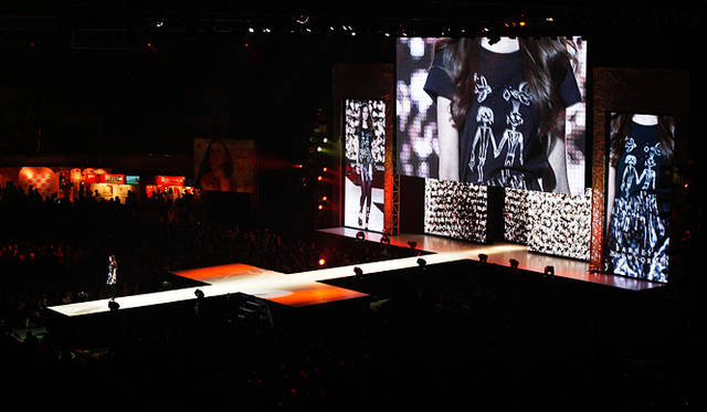 神戸コレクション2010SPRING/SUMMER│バーニーズ　ニューヨーク│I AM by AGYNESS DEYN for BARNEYS GREEN<br>プリントTシャツ9345円（4月下旬展開）