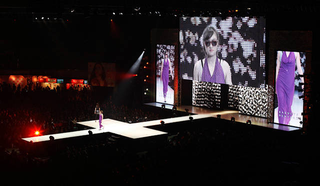 神戸コレクション2010SPRING/SUMMER│バーニーズ　ニューヨーク│I AM by AGYNESS DEYN for BARNEYS GREEN<br>ファインニットホルターマキシドレス2万5200円、ピアス1万500円（joujou for BARNEYS GREEN）