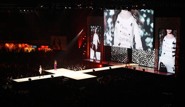 神戸コレクション2010SPRING/SUMMER│バーニーズ　ニューヨーク│I AM by AGYNESS DEYN for BARNEYS GREEN<br>ゼッケンプリントロングニット2万6250円（4月下旬展開予定）、ネックレス1万円（joujou for BARNEYS GREEN）