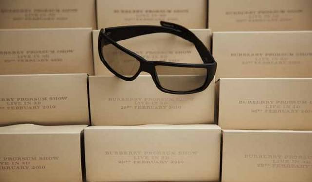 <strong>バーバリー｜BURBERRY</strong>  東京、パリ、ニューヨーク、ドバイの会場ではこのような3Dメガネが配られた。