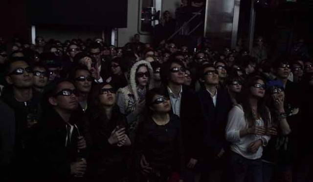 <strong>バーバリー｜BURBERRY</strong>  東京では深夜23時から渋谷のラ・ファブリックで「バーバリーナイト」を開催。DJイベントのような演出でスタートし、深夜1:00から3Dライブストリーミング。