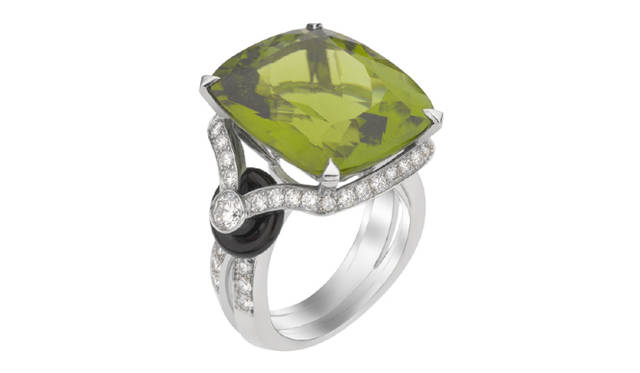 ヴァン クリーフ＆アーペル｜Van Cleef&Arpels|ハイジュエリーコレクション「Les Audacieuses（レ オダシューズ）」　ノラ リング[ペリドット×オニキス×ダイヤモンド]（参考商品）1207万5000円（税込予価）
