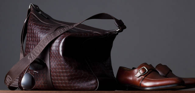 　左から：バッグ 13万1250円、シューズ 14万7000円、サングラス 3万9900円（サルヴァトーレ フェラガモ アイウエア）