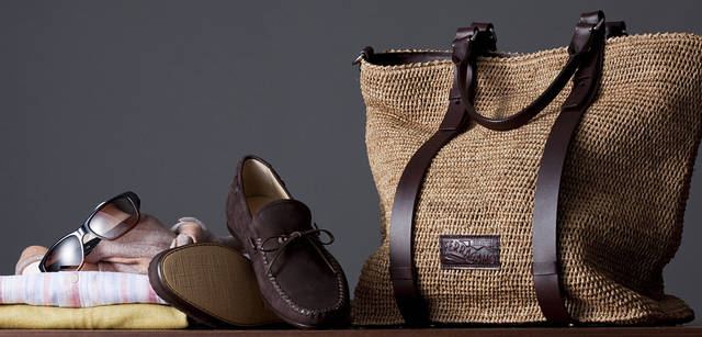 　左から：ストライプのシャツ 4万5150円、その下のニット 9万5550円、ストール 2万6250円、シューズ 7万1400円、バッグ 16万8000円、サングラス 3万450円（サルヴァトーレ フェラガモ アイウエア）