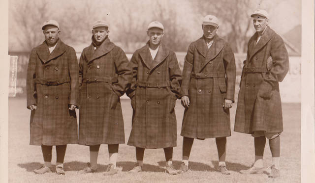 BOOK｜ 『ヘミングウェイの流儀 Hemingway’s Favorites』　1920年のニューヨークジャイアンツ。ロング丈のマッキノーをベンチウォーマーとして着用。