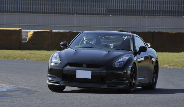 　最終コーナーからストレートへ向けて立ち上がるSpec V。初期型の基準車より早いタイミングでアクセルオンができる。