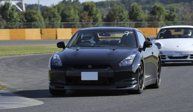 　最終コーナー手前のタイトコーナーへのアプローチ。初期型基準車よりアンダーステアは軽微。