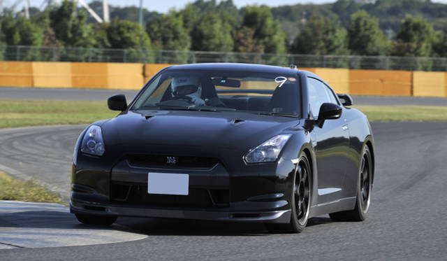 　最終コーナー手前のタイトコーナーへのアプローチ。初期型基準車よりアンダーステアは軽微。